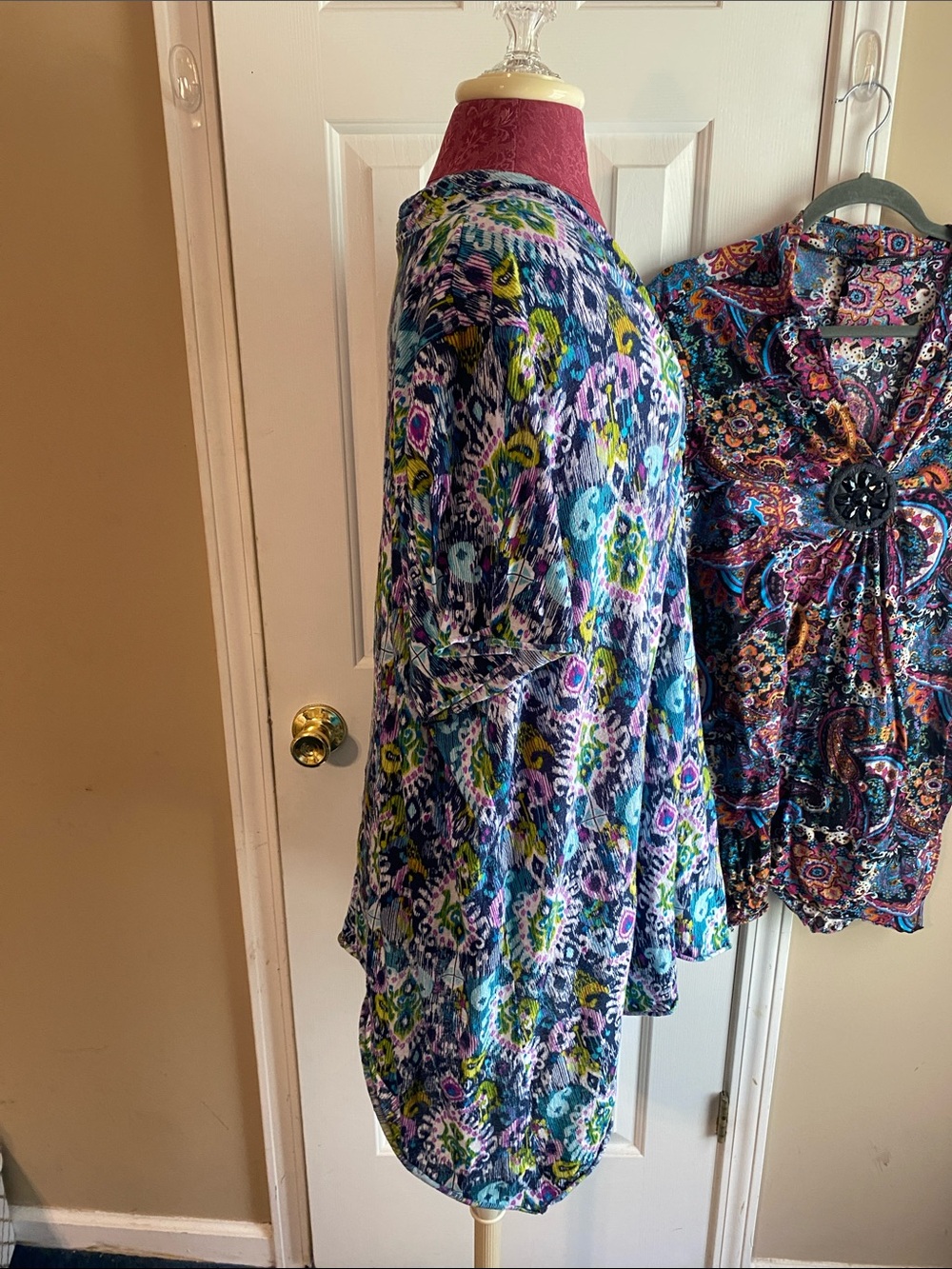 New Directions Multicolor Beaded V-Neck Geometric Paisley Asymmetrical Tunic - Picture 6 of 12